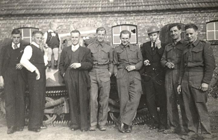 Bevrijders in 1944 met Harrie Frans Jan jr  Piet.jpg